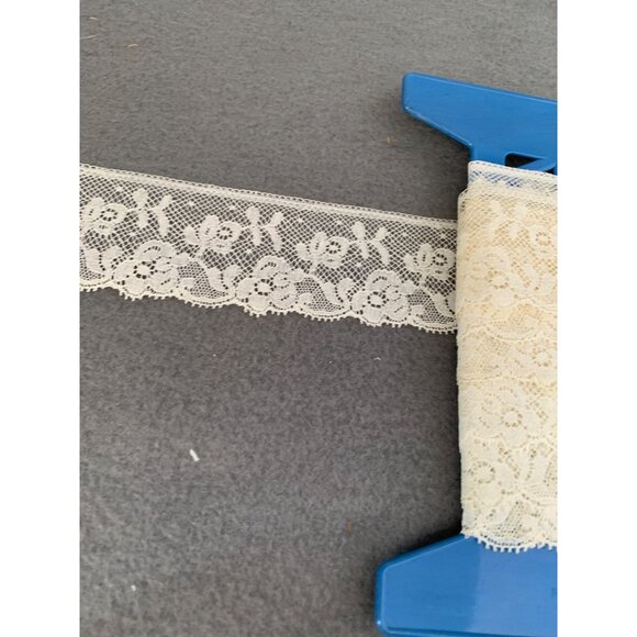 Vintage Ivory Floral Lace Trim 1.75" wide 1 yard Long - Picture 4 of 5